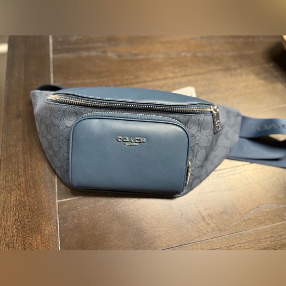 RACER BELT BAG 
NAVY BLUE NWT